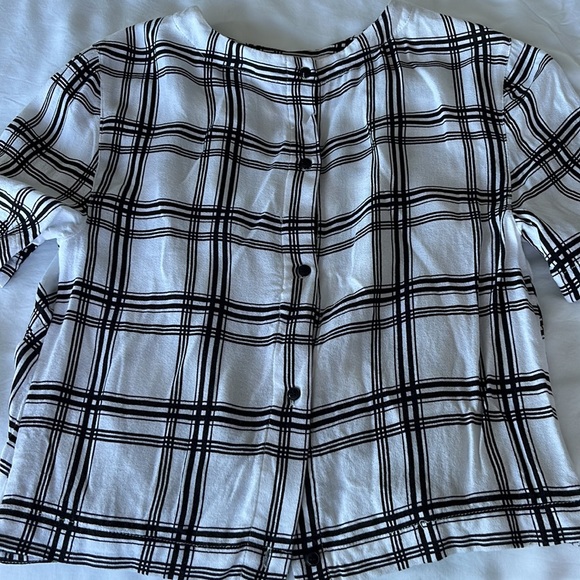 Guess blouse size M buttons in back, waist length with roushing in the front - Picture 4 of 4